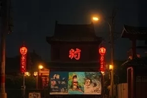 雪落长街封面，积雪的居民楼走廊与两把椅子
